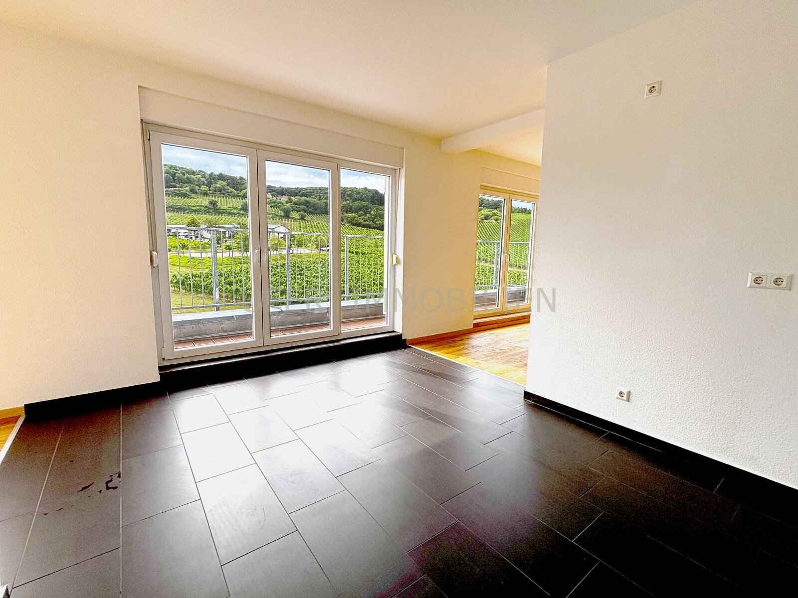 Helle, großzügige 3-Zimmer Penthouse mit traumhaften Fernblick - zentrale Lage