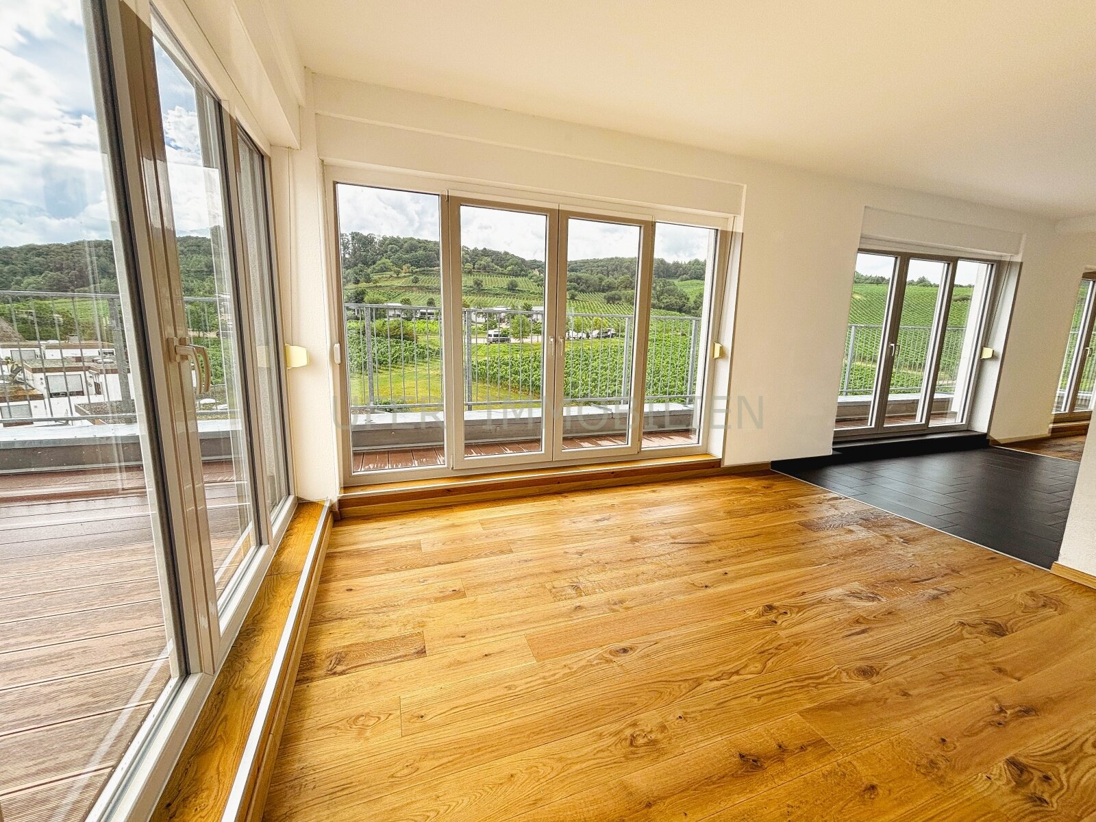 Helle, großzügige 3-Zimmer Penthouse mit traumhaften Fernblick - zentrale Lage