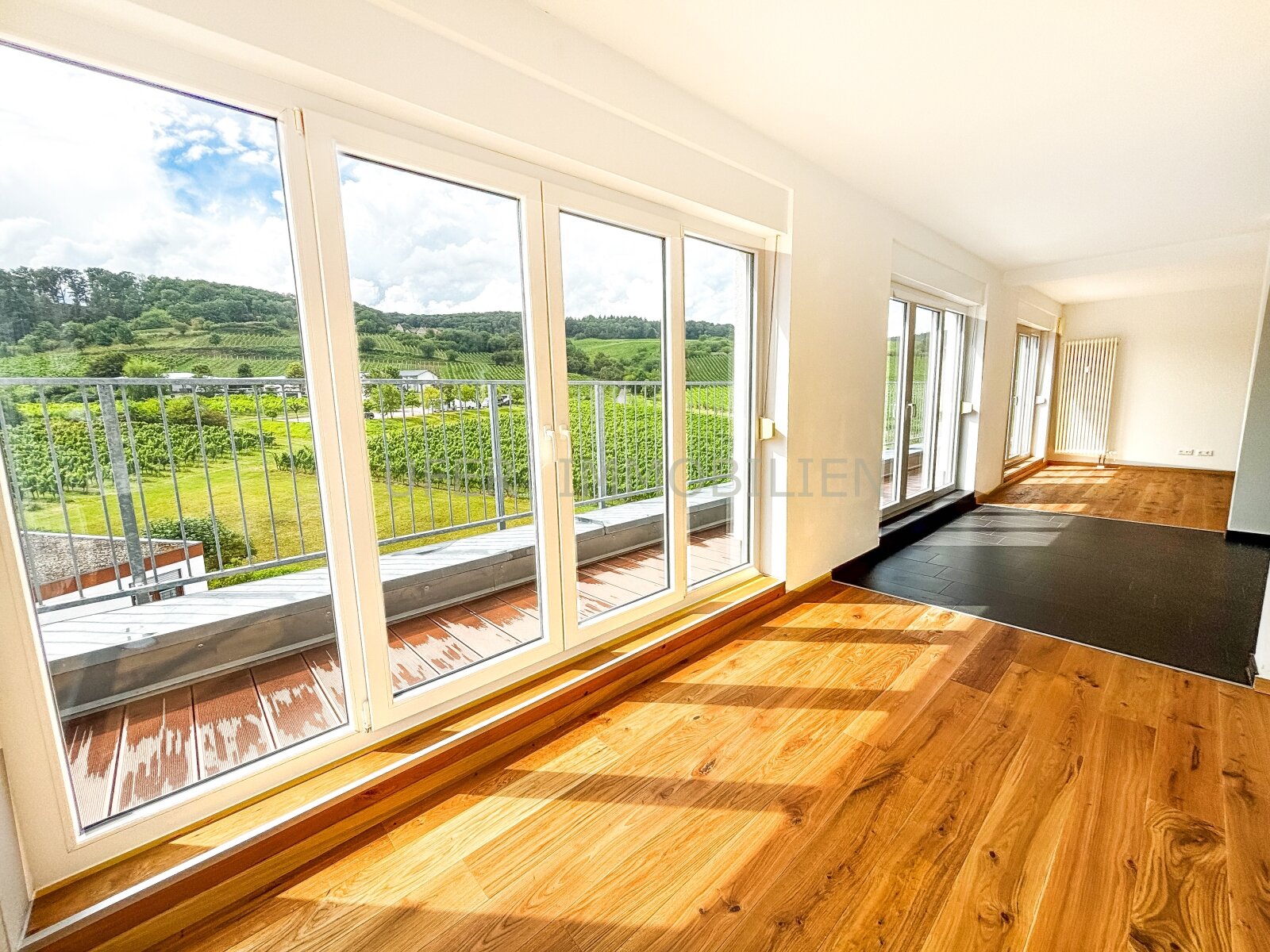 Helle, großzügige 3-Zimmer Penthouse mit traumhaften Fernblick - zentrale Lage