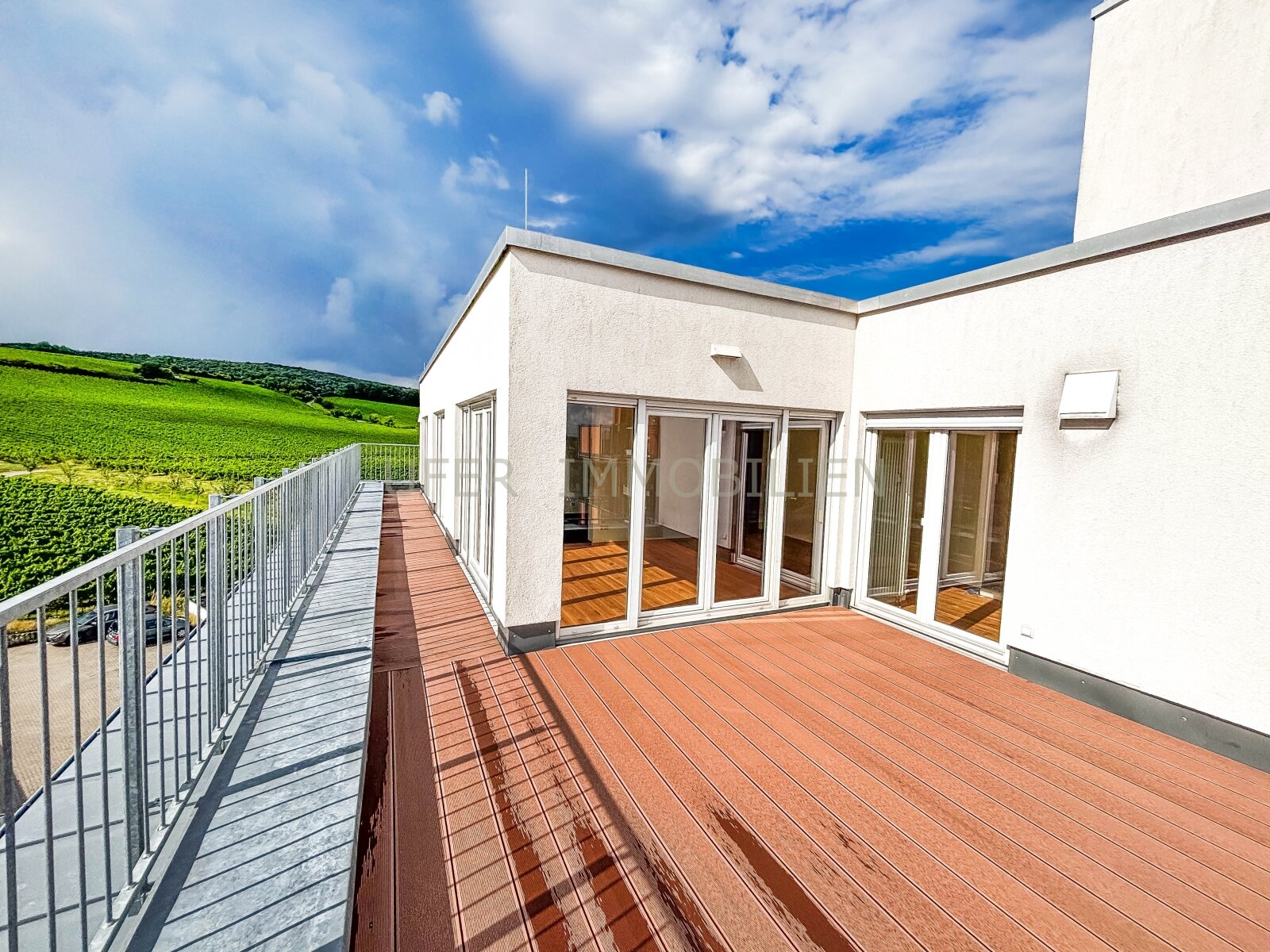 Helle, großzügige 3-Zimmer Penthouse mit traumhaften Fernblick - zentrale Lage
