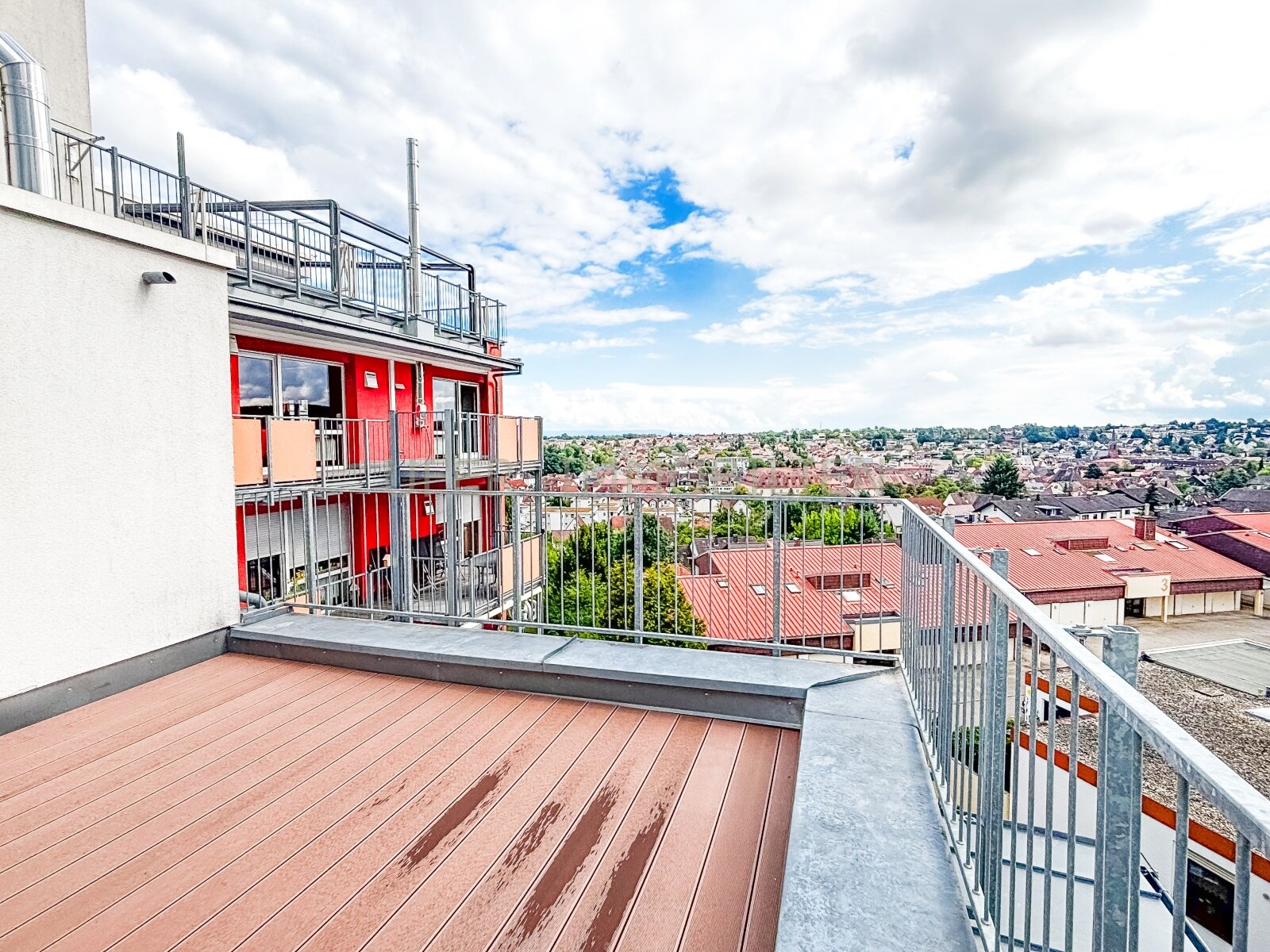 Helle, großzügige 3-Zimmer Penthouse mit traumhaften Fernblick - zentrale Lage