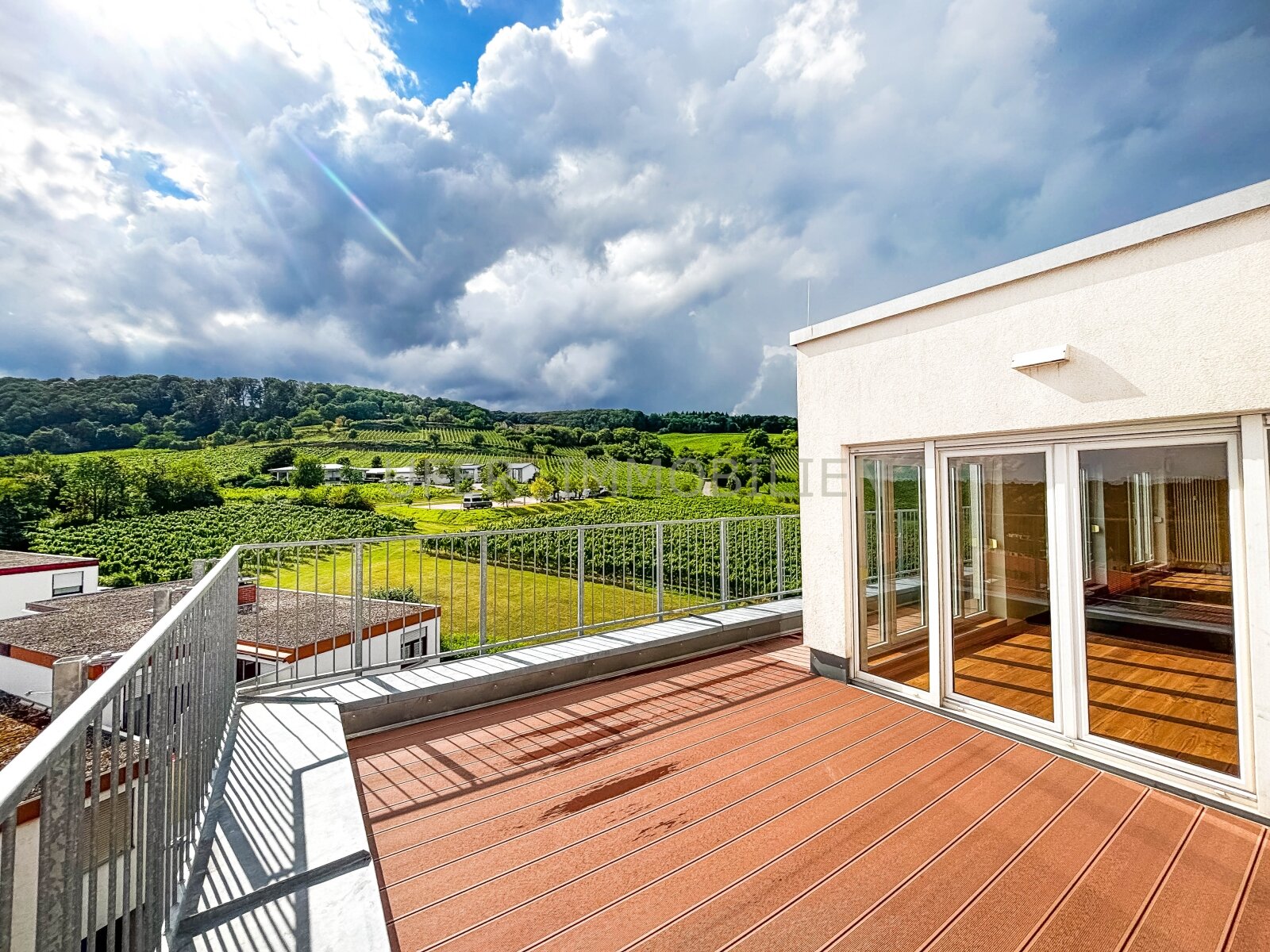 Helle, großzügige 3-Zimmer Penthouse mit traumhaften Fernblick - zentrale Lage