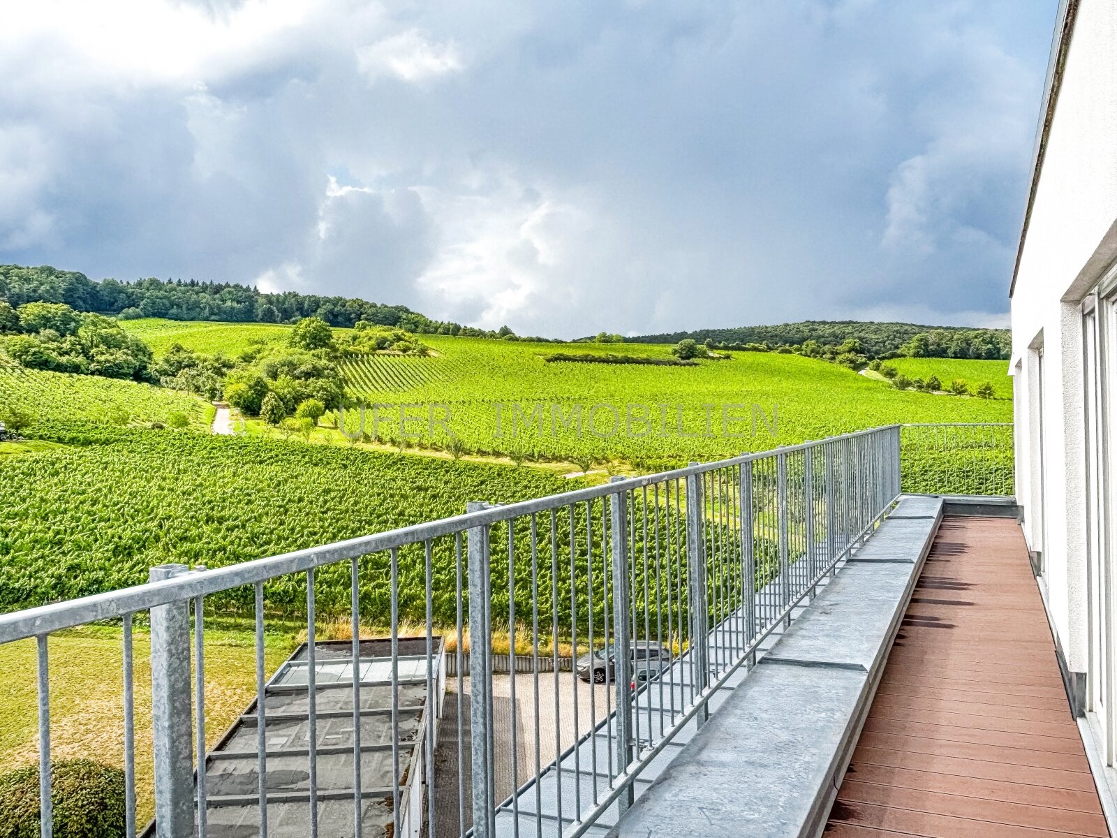 Helle, großzügige 3-Zimmer Penthouse mit traumhaften Fernblick - zentrale Lage