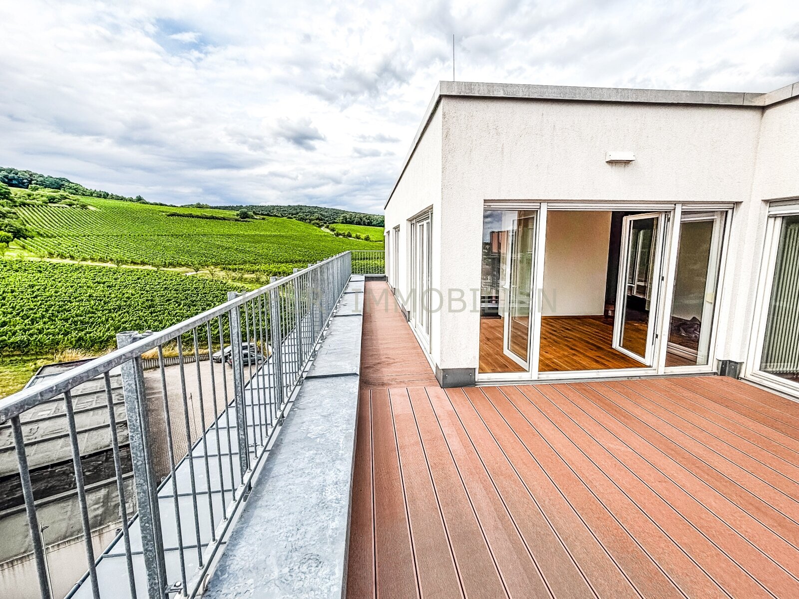 Helle, großzügige 3-Zimmer Penthouse mit traumhaften Fernblick - zentrale Lage
