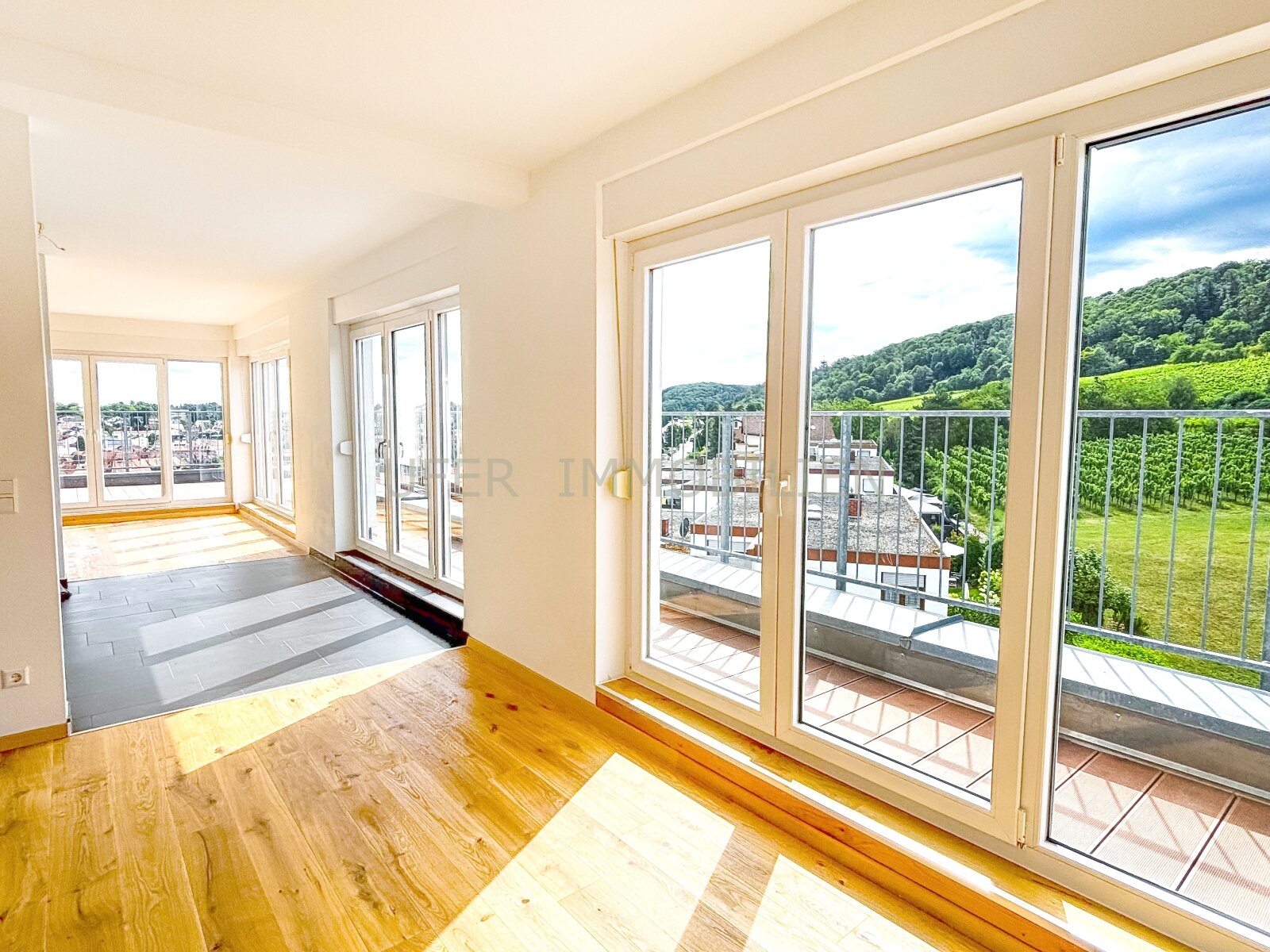 Helle, großzügige 3-Zimmer Penthouse mit traumhaften Fernblick - zentrale Lage