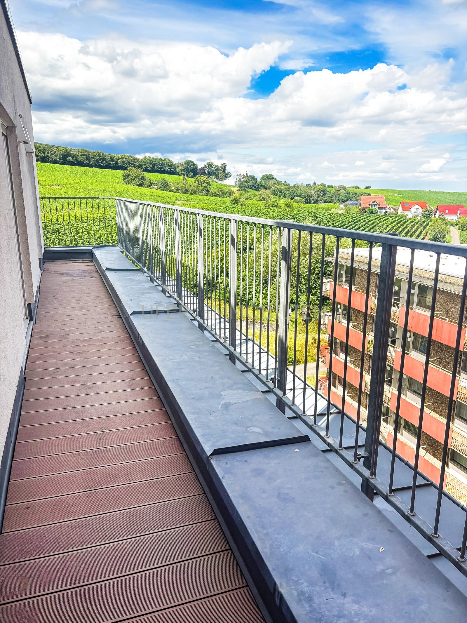 Helle, großzügige 3-Zimmer Penthouse mit traumhaften Fernblick - zentrale Lage