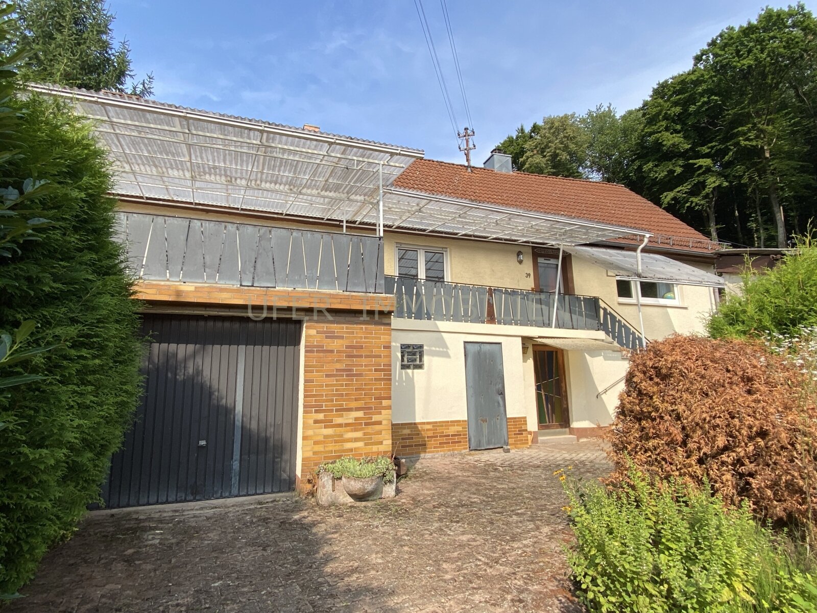 Freistehendes Einfamilienhaus mit großem Garten in ruhiger Waldrandlage
