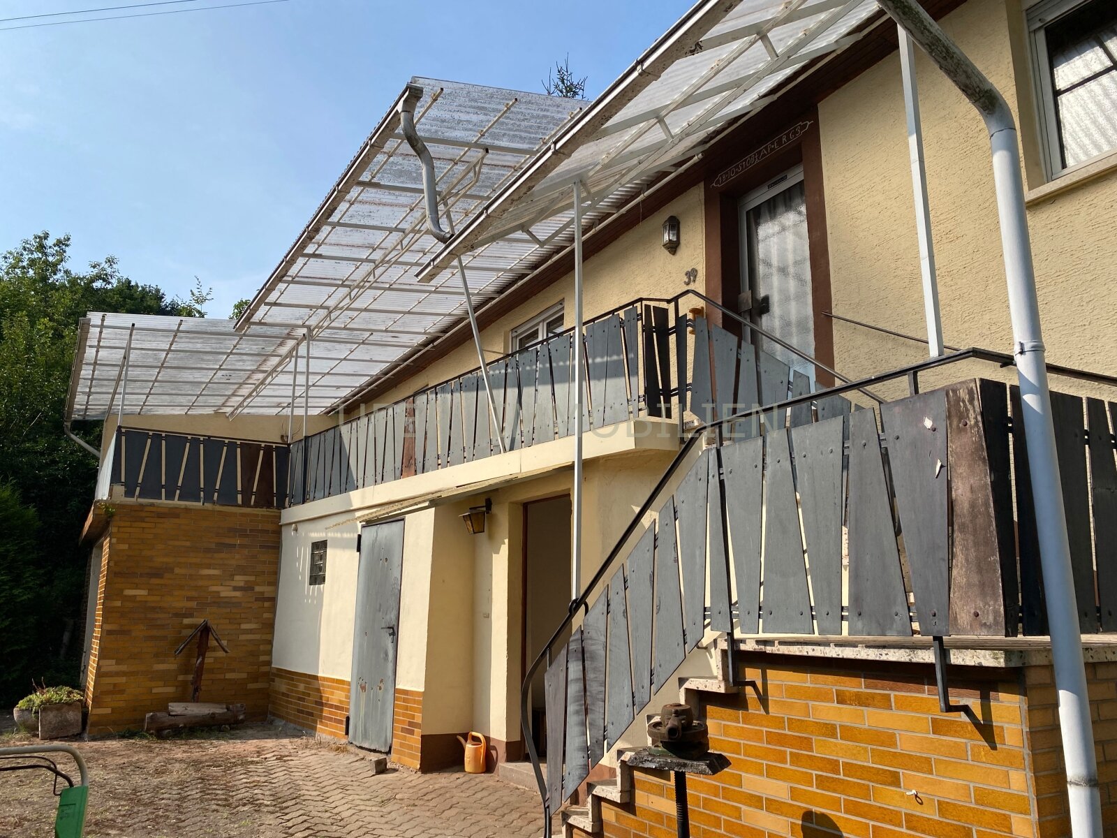 Freistehendes Einfamilienhaus mit großem Garten in ruhiger Waldrandlage