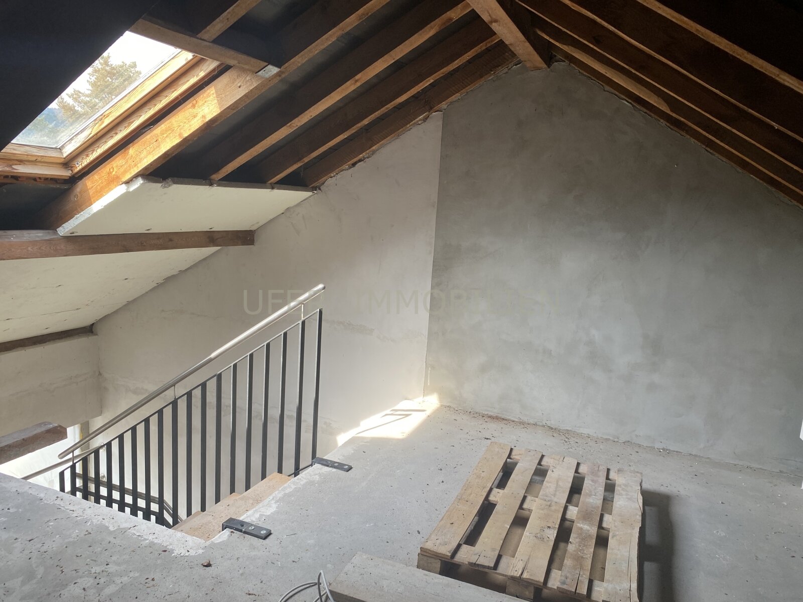 Teilsaniertes Mehrfamilienhaus mit 4 Einheiten & ausbaufähigem Dachgeschoss – in Waldrandlage