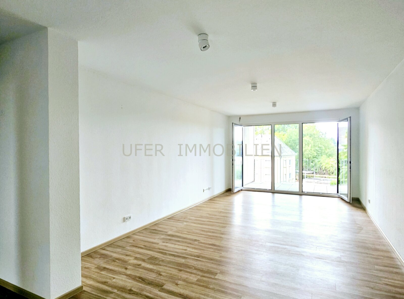 Moderne, lichtdurchflutete 2-Zimmer-Wohnung mit zwei Balkonen und Tiefgaragenstellplatz