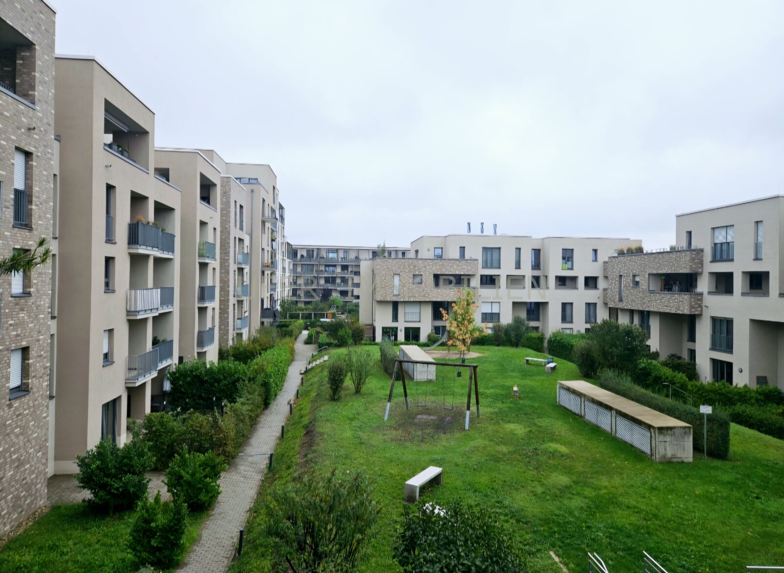 Moderne, lichtdurchflutete 2-Zimmer-Wohnung mit zwei Balkonen und Tiefgaragenstellplatz
