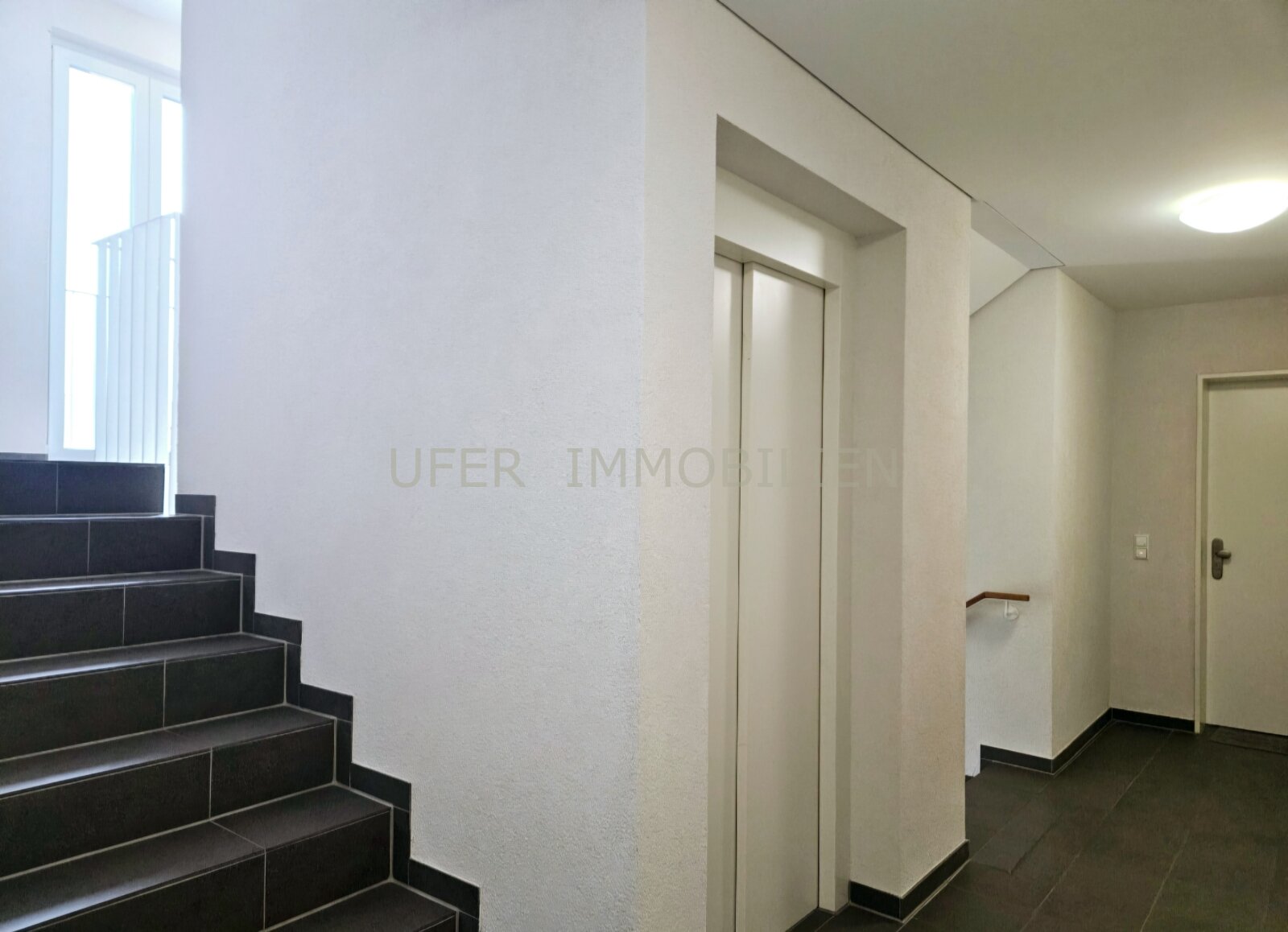 Moderne, lichtdurchflutete 2-Zimmer-Wohnung mit zwei Balkonen und Tiefgaragenstellplatz