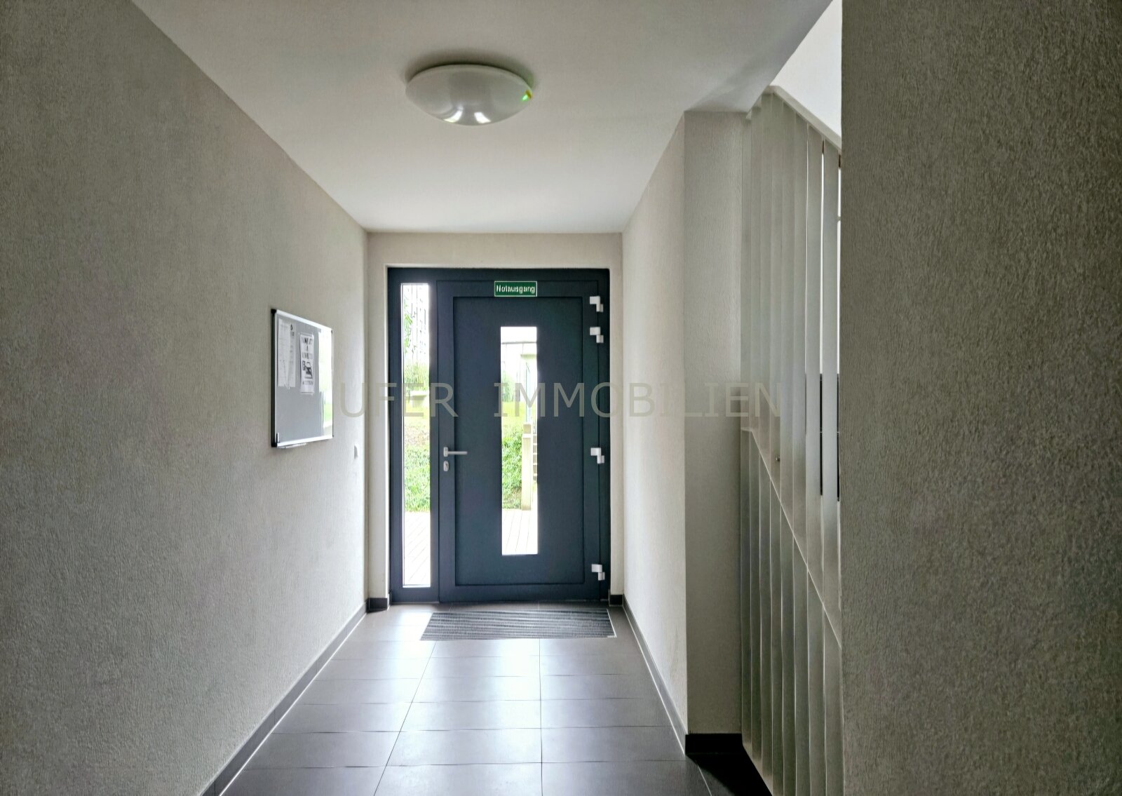 Moderne, lichtdurchflutete 2-Zimmer-Wohnung mit zwei Balkonen und Tiefgaragenstellplatz