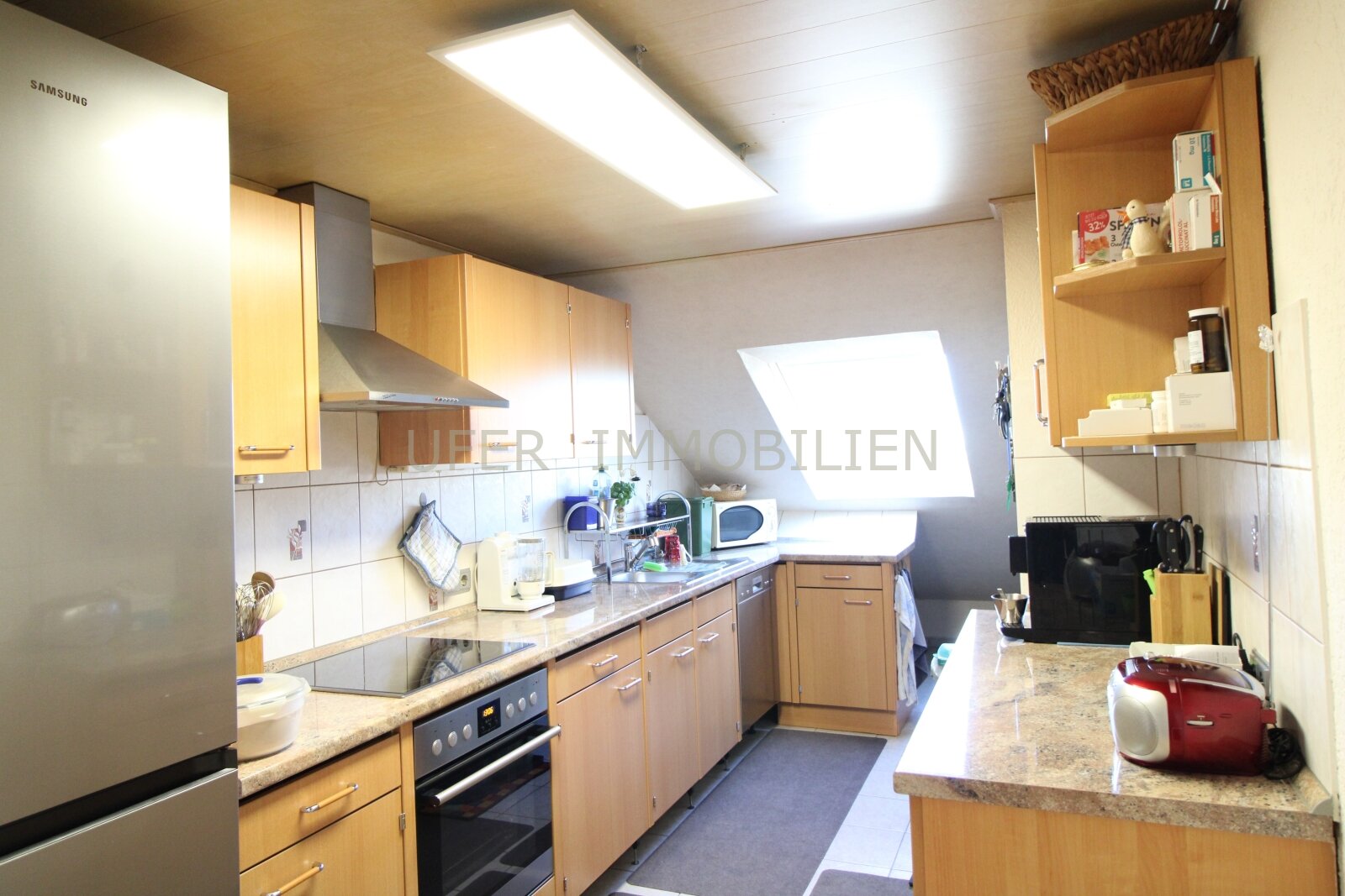 Gemütliche Dachgeschosswohnung mit Einbauküche – ca. 75 m² im 3. OG