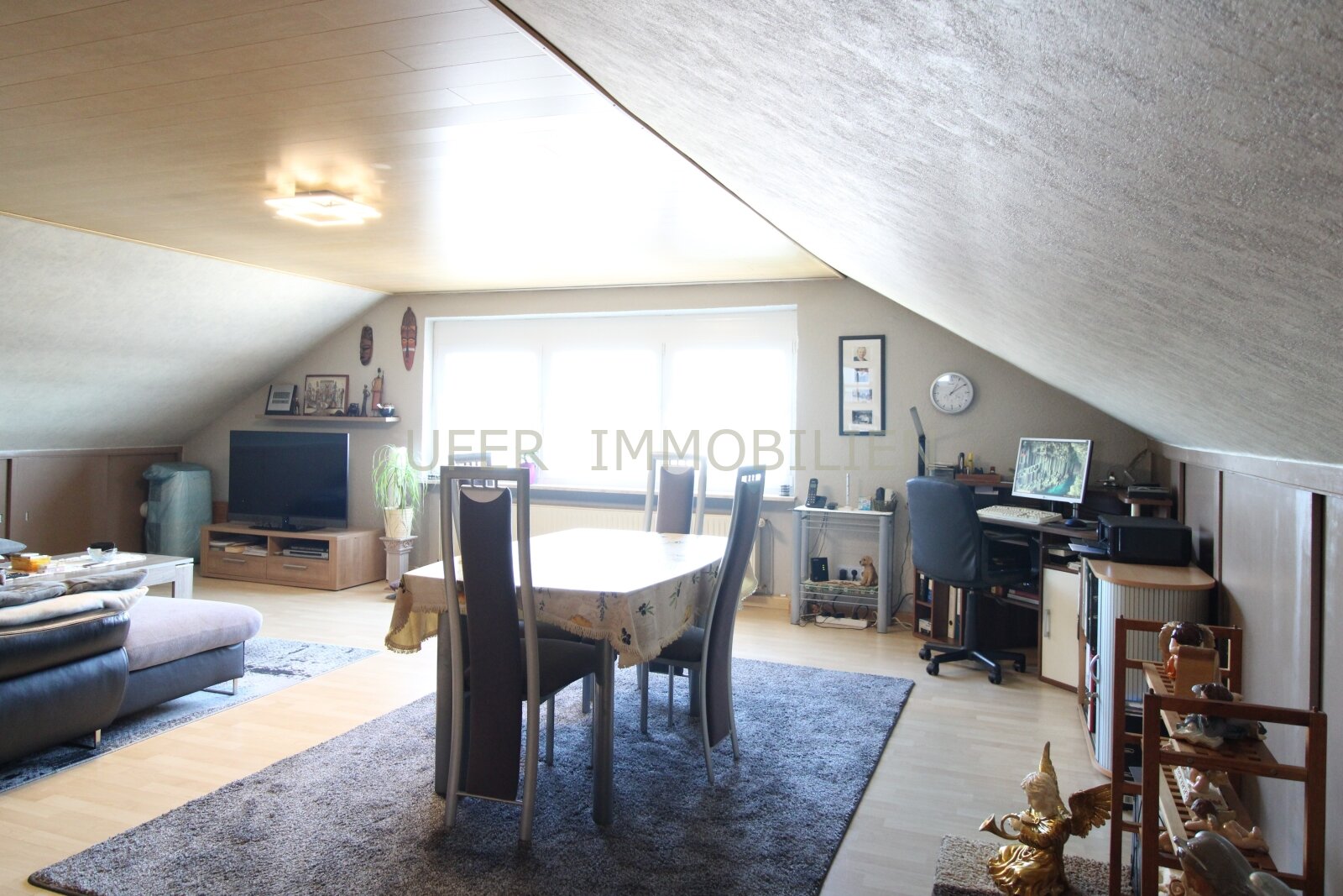 Gemütliche Dachgeschosswohnung mit Einbauküche – ca. 75 m² im 3. OG