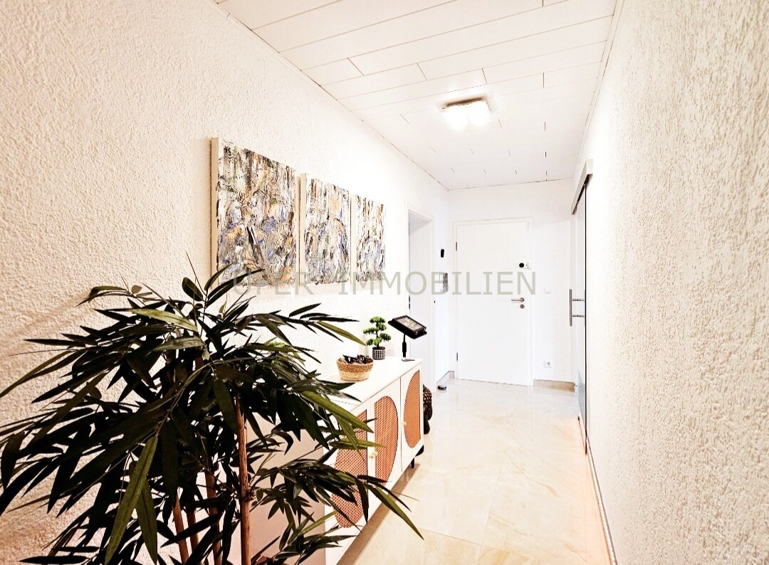 Vollklimatisierte, lichtdurchflutete 3 Zimmer Dachgeschosswohnung im Zweifamilienhaus