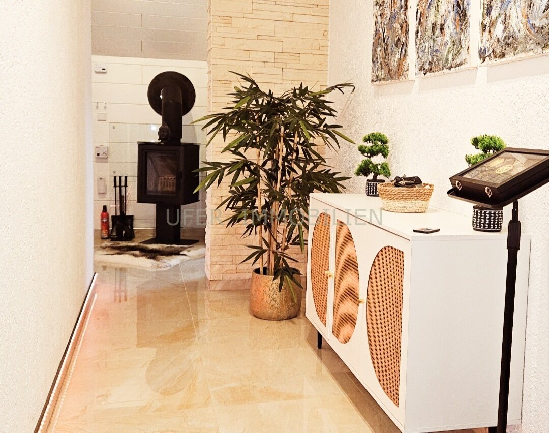 Vollklimatisierte, lichtdurchflutete 3 Zimmer Dachgeschosswohnung im Zweifamilienhaus