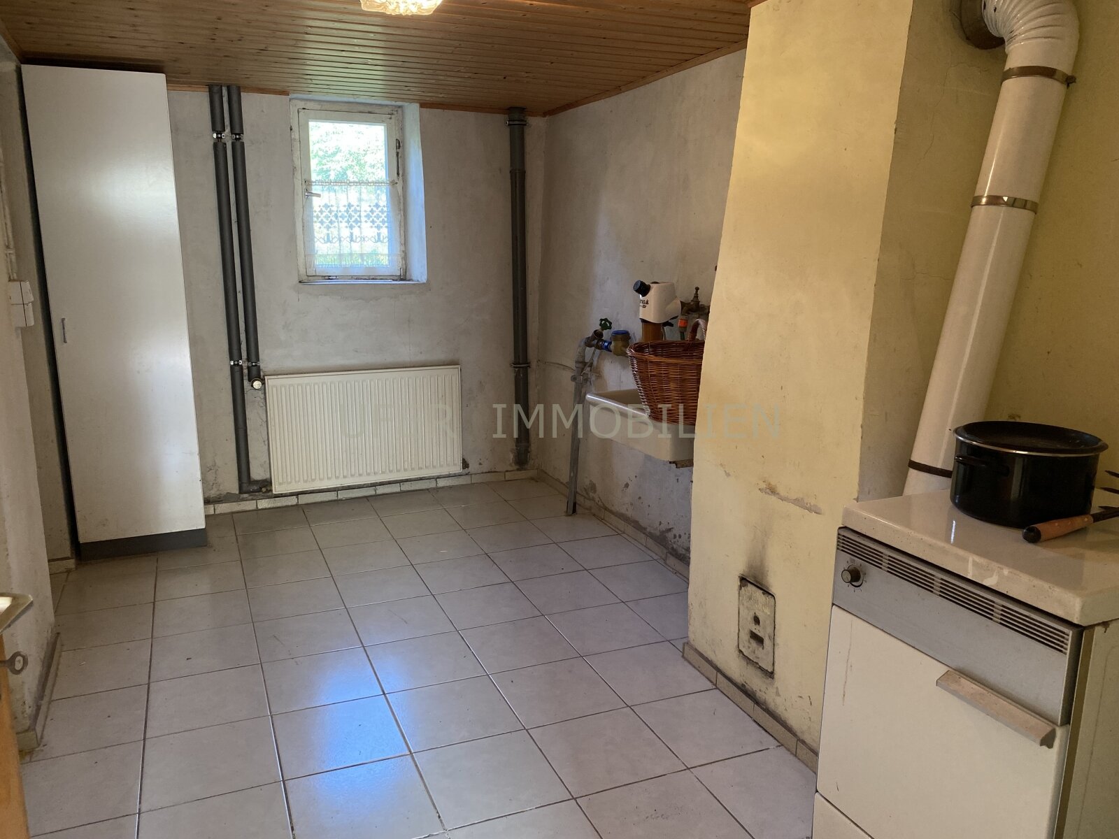 Freistehendes Einfamilienhaus mit großem Garten in ruhiger Waldrandlage – sanierungsbedürftig