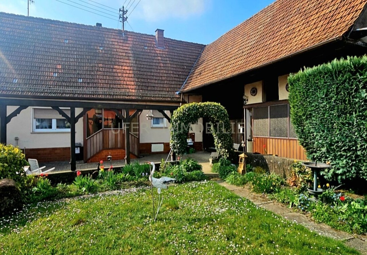 Blick auf Haus und Scheune