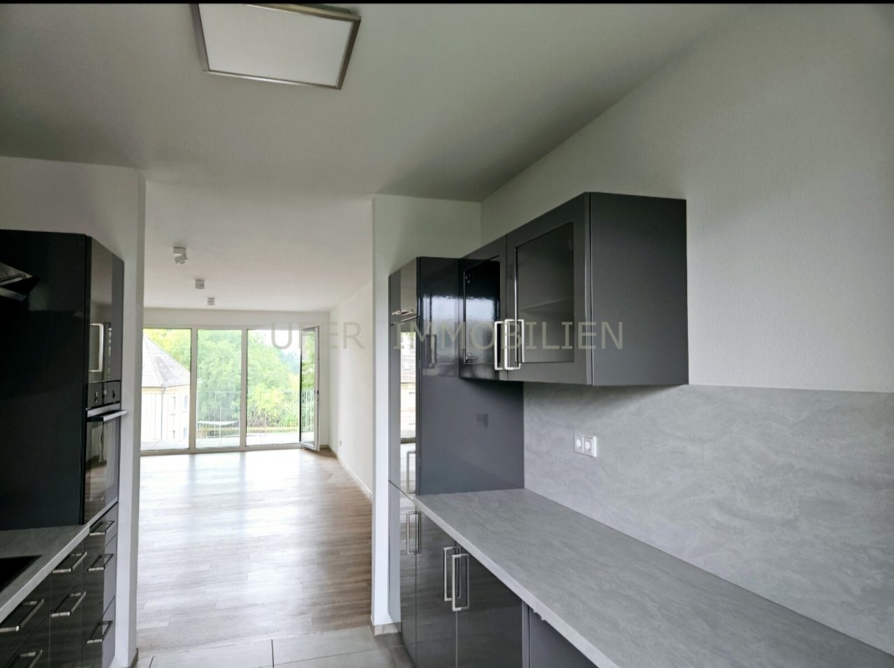 Blick Küche ins Wohnzimmer Blick Küche ins Wohnzimmer