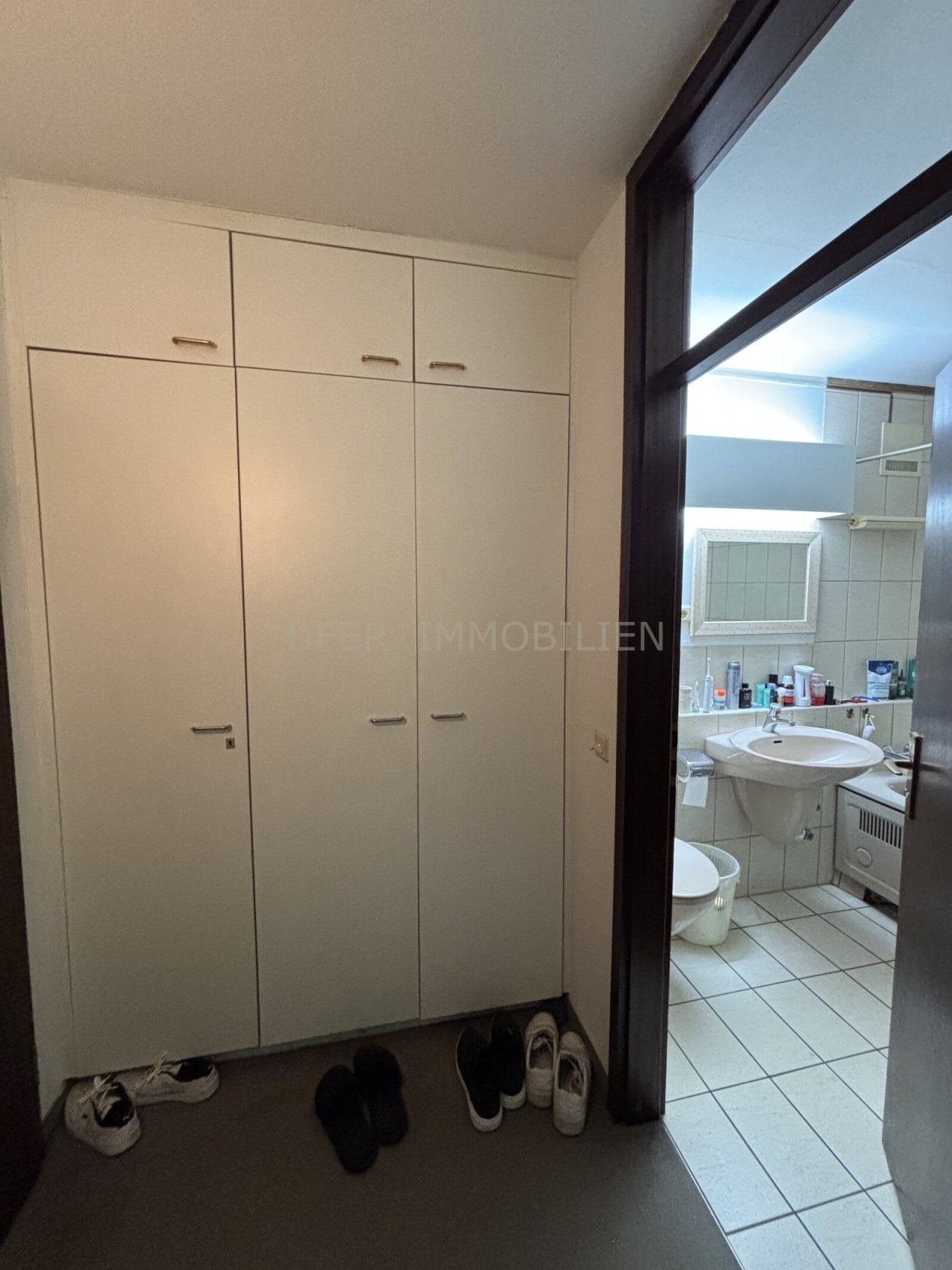 Eingangsbereich Wohnung mit Einbauschränken 