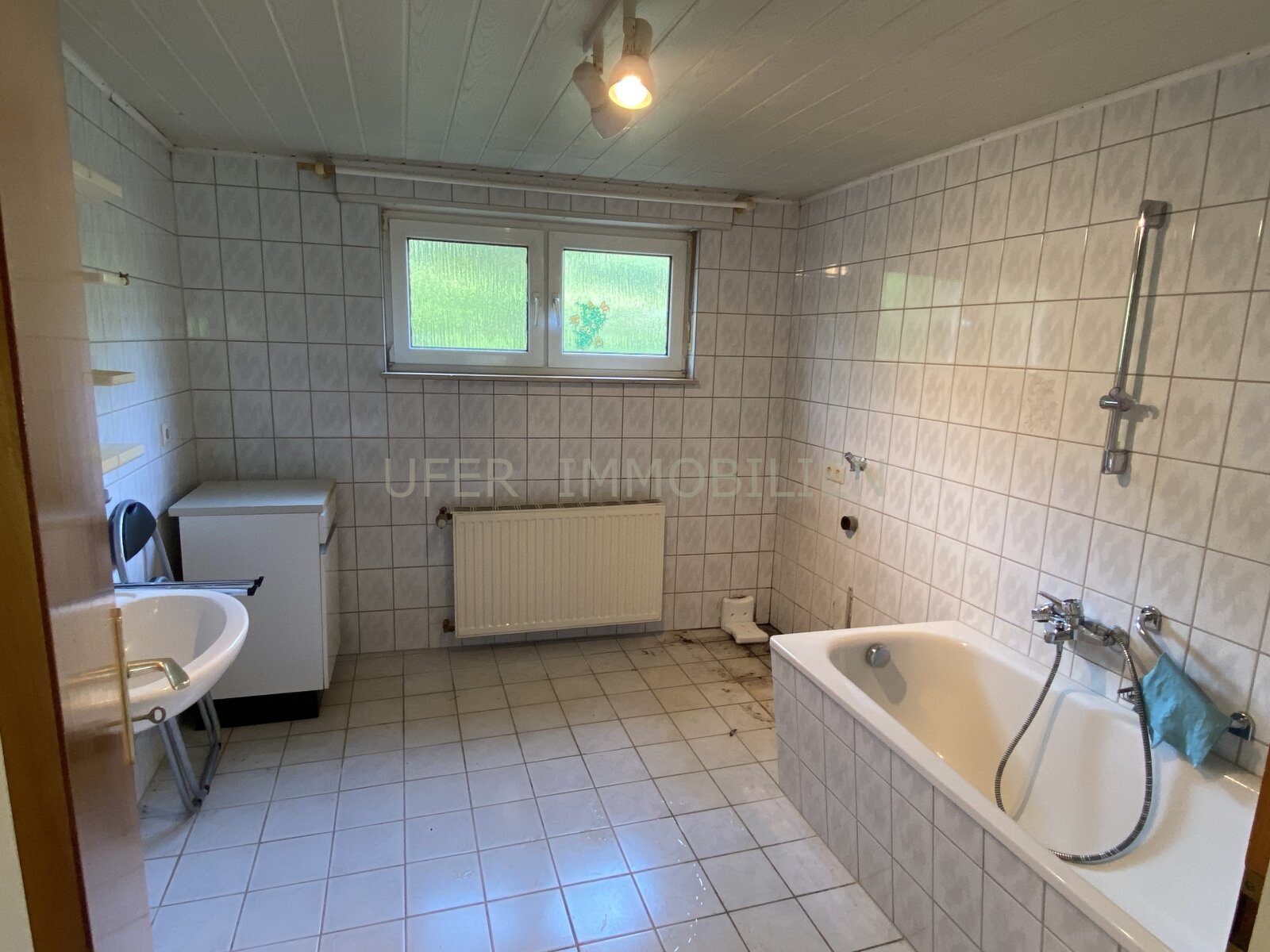 Badezimmer 1 EG Badezimmer 1 EG
