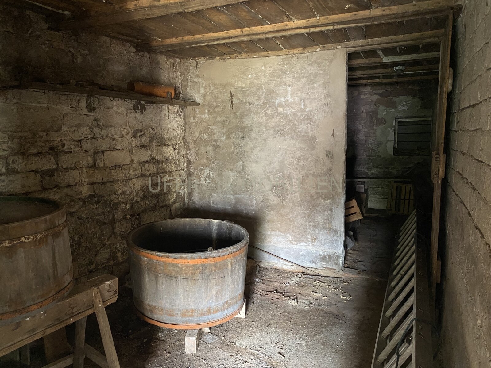 Freistehendes Einfamilienhaus mit großem Garten in ruhiger Waldrandlage – sanierungsbedürftig