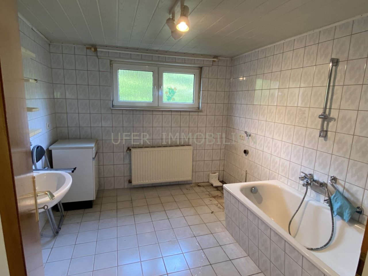 Badezimmer 1 EG Badezimmer 1 EG