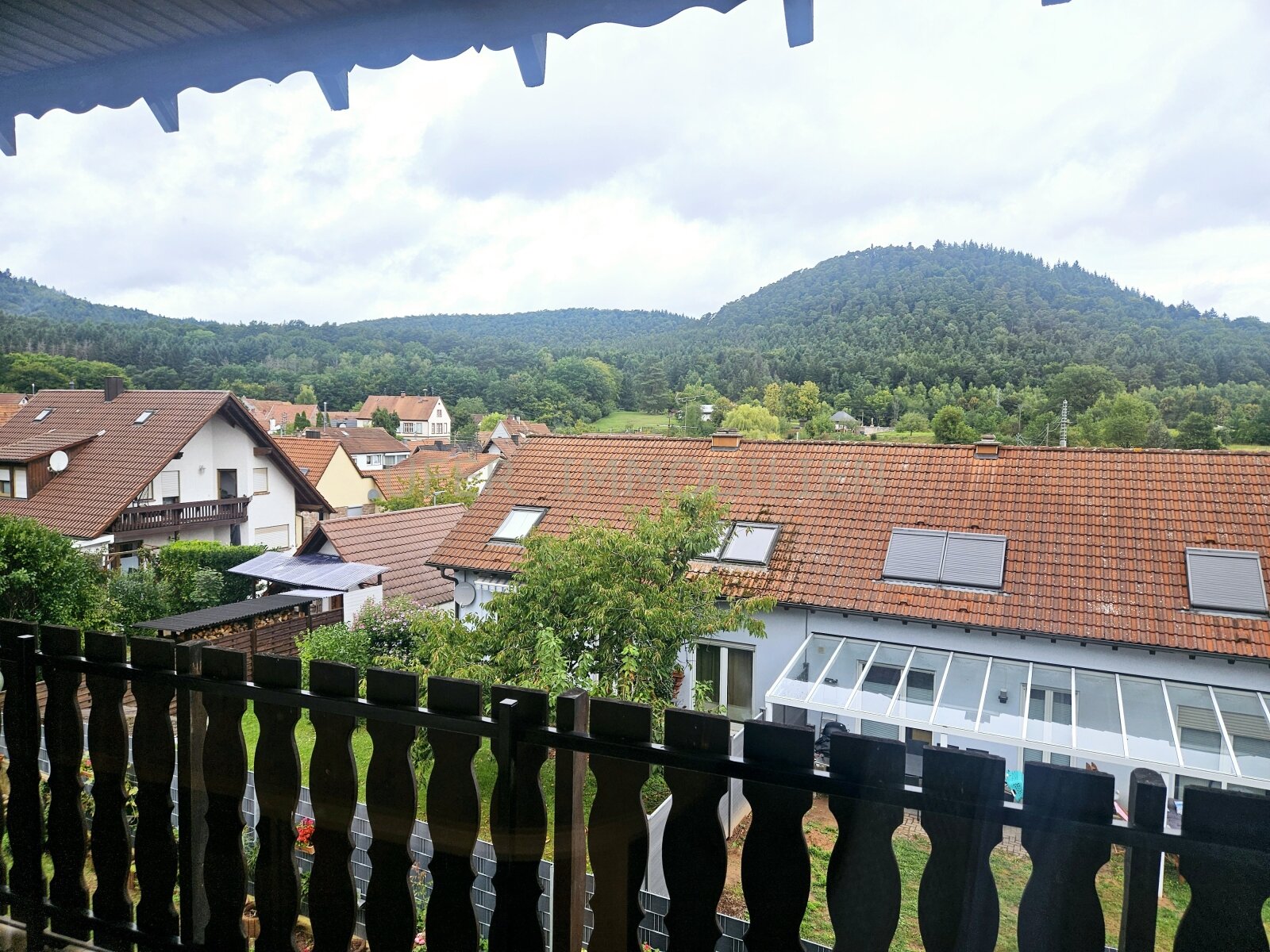Großzügiges Mehrfamilienhaus am Waldrand-ideal als Ferienvermietung, mit Blick über Böllenborn