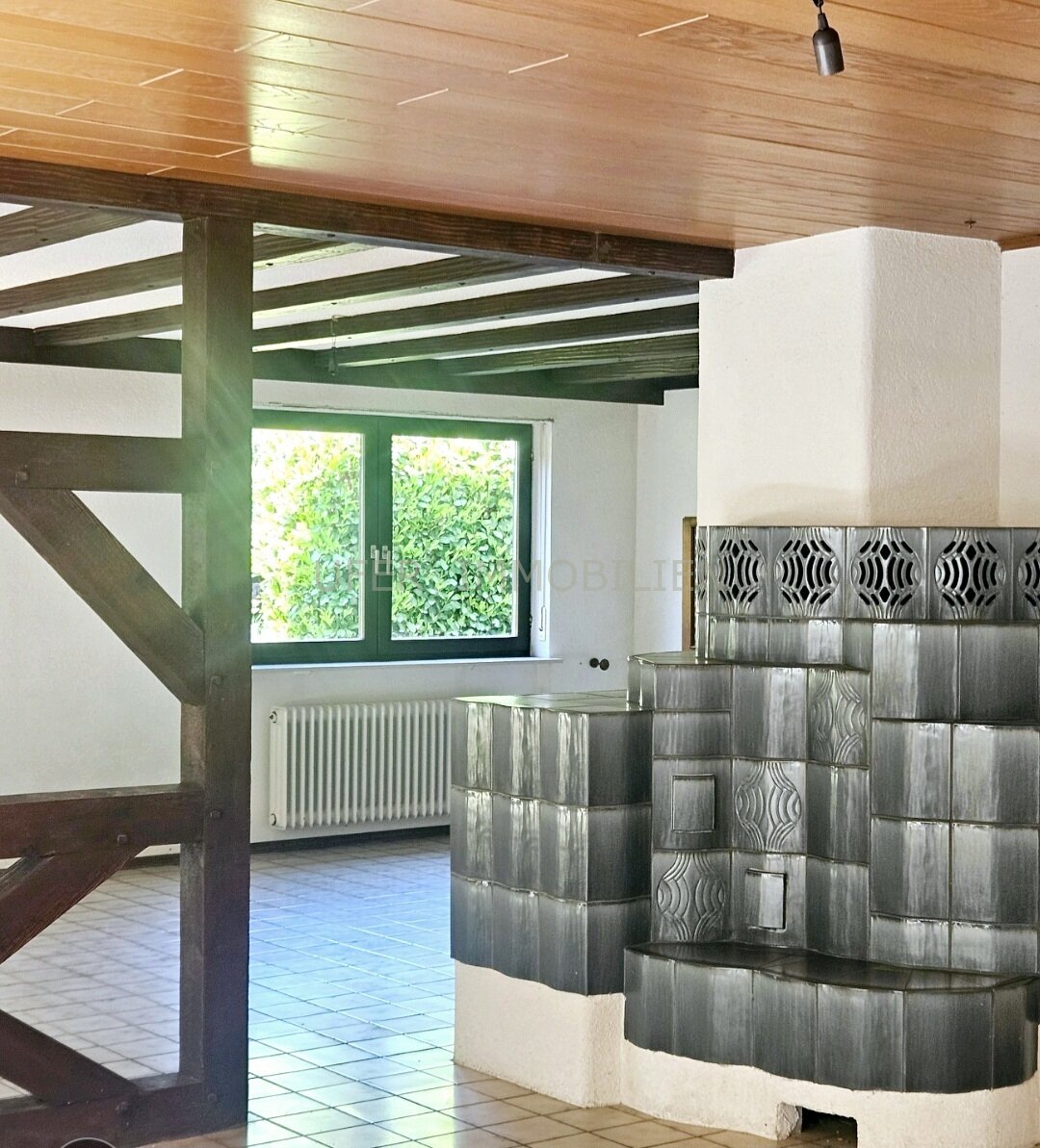Wohnzimmer mit Kachelofen 